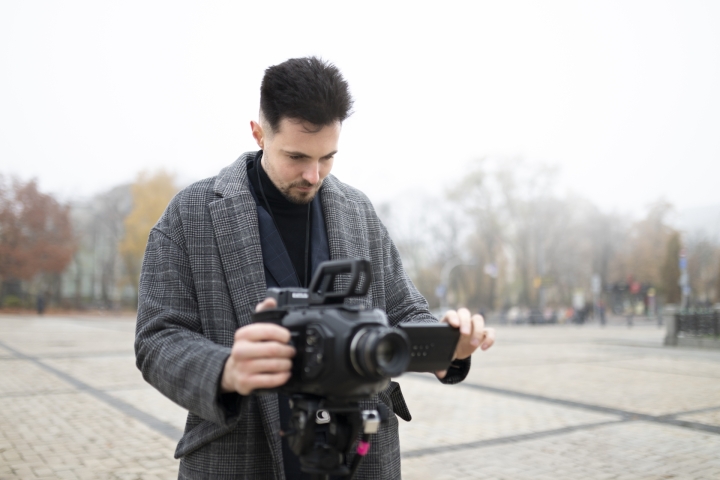 /media/close-up-reporter-preparing-interview.jpg